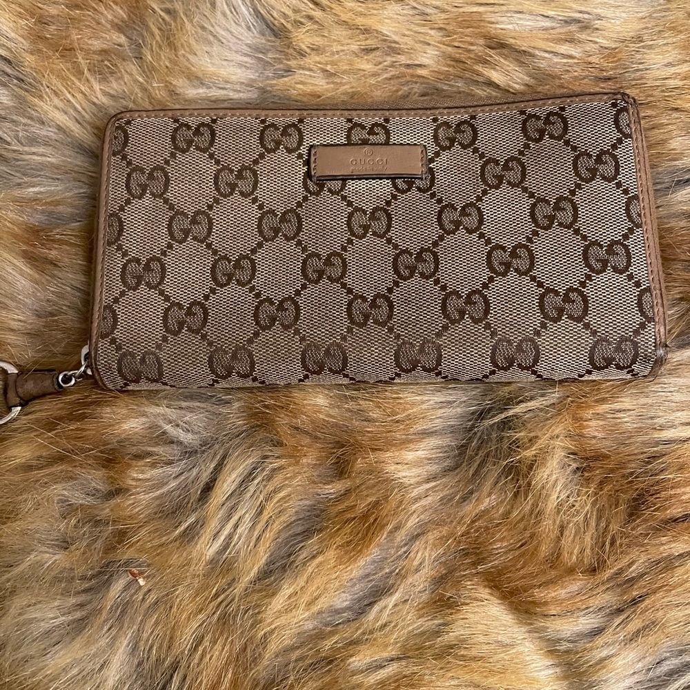 VINTAGE Tan colored Gucci wallet Reposhed